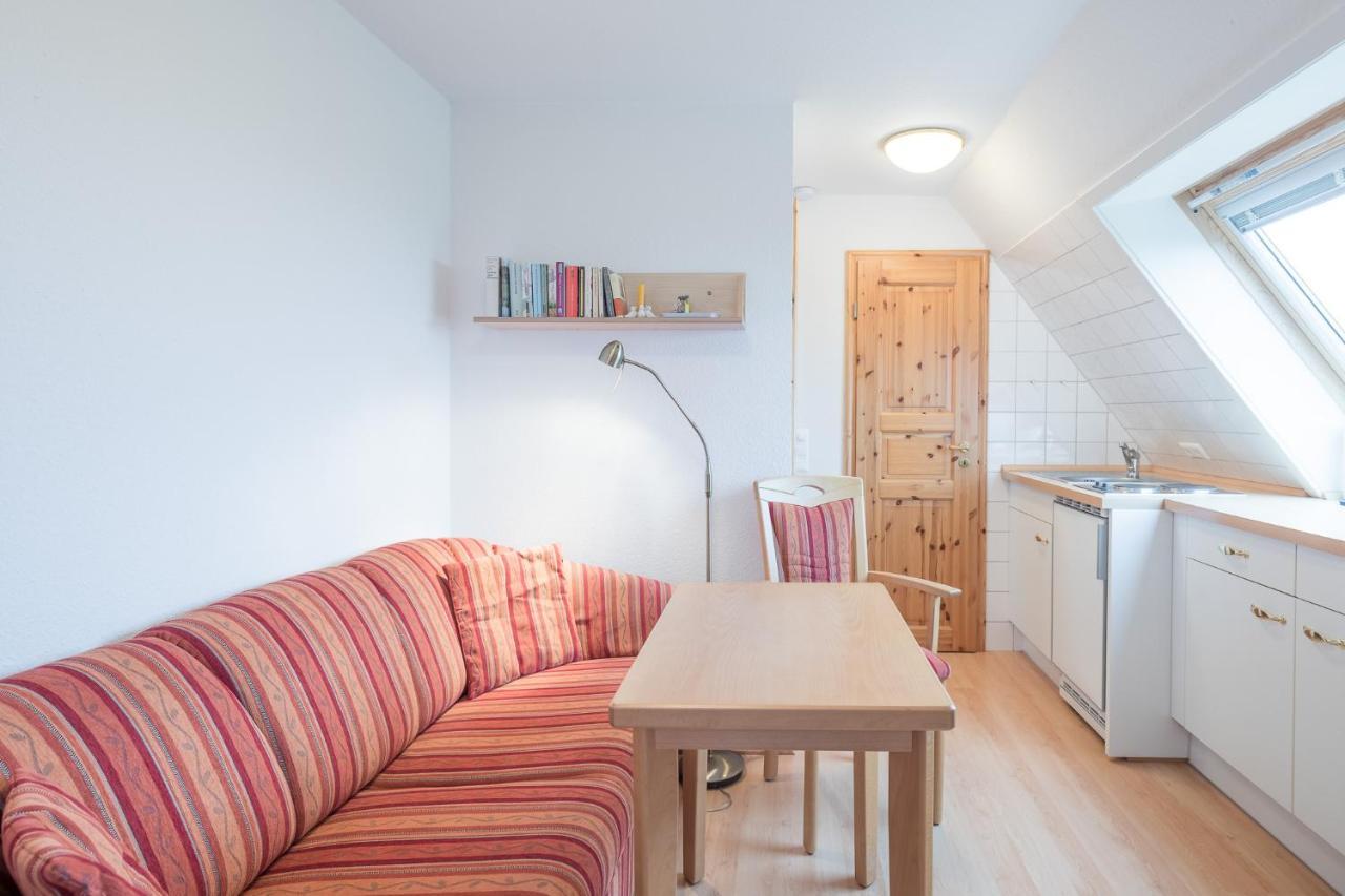 Direkt Am Deich - Ferienwohnung Oland Im Gaestehaus Am Badedeich Dagebull Bagian luar foto
